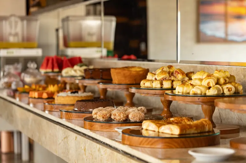 Buffet do café da manhã com bolos, salgados e frutas