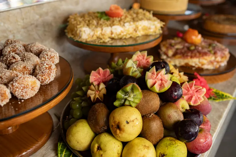 Frutas e bolos no buffet do café da manhã